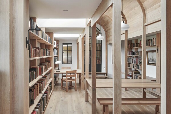 Μια υποδειγματική βιβλιοθήκη σε ένα αγγλικό υποστατικό μεταμορφώνει το τοπίο