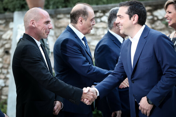 Η κυβέρνηση επιχειρεί επανεκκίνηση και σπεύδει να θέσει το προεκλογικό δίλημμα από τώρα