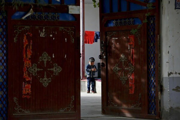 Μία έκθεση φωτογραφίας προκάλεσε την οργή της Κίνας: «Φτηνά πολιτικά παιχνίδια των ΗΠΑ»