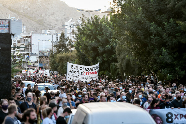 «Δεν ξεχνάμε»: Μαζική αντιφασιστική πορεία για τον Παύλο Φύσσα στο Κερατσίνι (Εικόνες)