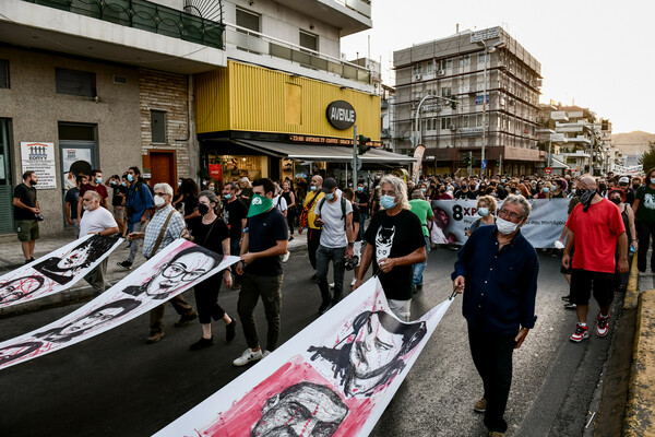 «Δεν ξεχνάμε»: Μαζική αντιφασιστική πορεία για τον Παύλο Φύσσα στο Κερατσίνι (Εικόνες)