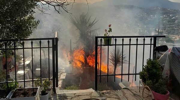 Ισχυρή έκρηξη σε σπίτι στα Καλύβια: Υπάρχουν τραυματίες - Πυρκαγιά σε εξέλιξη