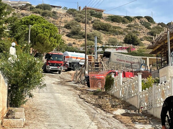 Ισχυρή έκρηξη σε σπίτι στα Καλύβια: Υπάρχουν τραυματίες - Πυρκαγιά σε εξέλιξη