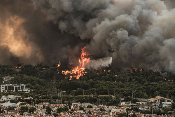 Φωτιά στην Βαρυμπόμπη: Η ιστορία των τριών φίλων που εγκλωβίστηκαν- Υπέκυψε ο ένας, με εγκαύματα οι άλλοι δυο