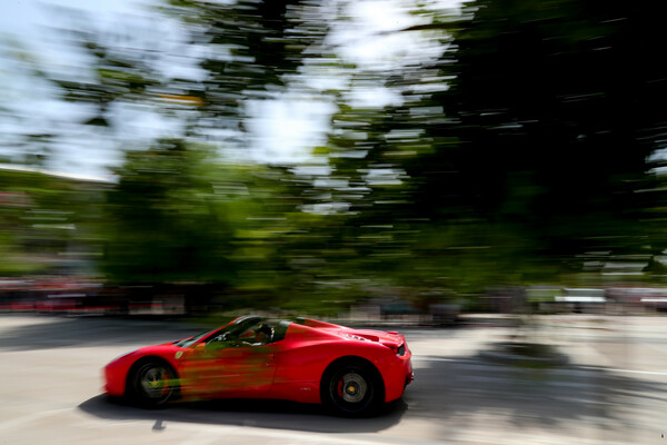 Ο Πειραιάς γέμισε από κόκκινες και κίτρινες Ferrari