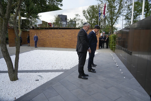 Ολλανδία: Αποκαλυπτήρια για το πρώτο εθνικό μνημείο του Ολοκαυτώματος στην χώρα