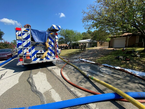 Τέξας: Εκπαιδευτικό αεροσκάφος έπεσε σε αυλή σπιτιού - Γλίτωσαν οι πιλότοι
