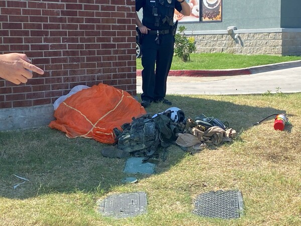 Τέξας: Εκπαιδευτικό αεροσκάφος έπεσε σε αυλή σπιτιού - Γλίτωσαν οι πιλότοι