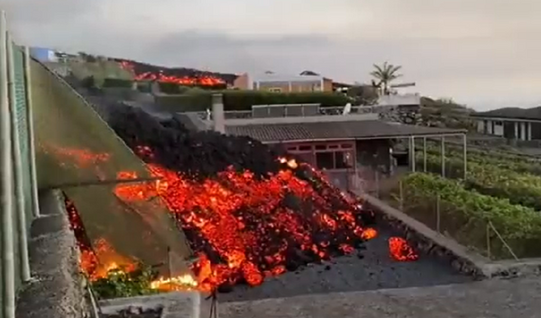 Η στιγμή που το ηφαίστειο Cumbre Vieja «καταβροχθίζει» σπίτια και δρόμους [ΒΙΝΤΕΟ]