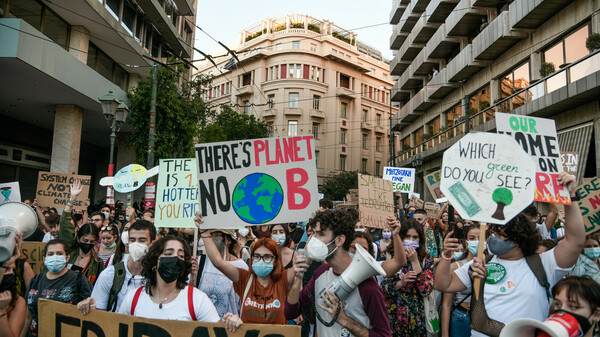 «Make love not CO2»: Στους δρόμους οι νέοι της Ελλάδας, κατά της κλιματικής κρίσης (Φωτογραφίες)