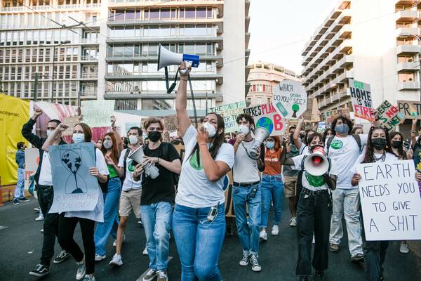 «Make love not CO2»: Στους δρόμους οι νέοι της Ελλάδας, κατά της κλιματικής κρίσης (Φωτογραφίες)