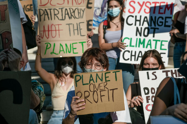 «Make love not CO2»: Στους δρόμους οι νέοι της Ελλάδας, κατά της κλιματικής κρίσης (Φωτογραφίες)