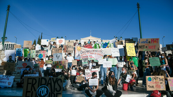 «Make love not CO2»: Στους δρόμους οι νέοι της Ελλάδας, κατά της κλιματικής κρίσης (Φωτογραφίες)