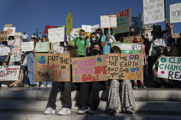 «Make love not CO2»: Νέοι στους δρόμους της Αθήνας, κατά της κλιματικής κρίσης (Φωτογραφίες)