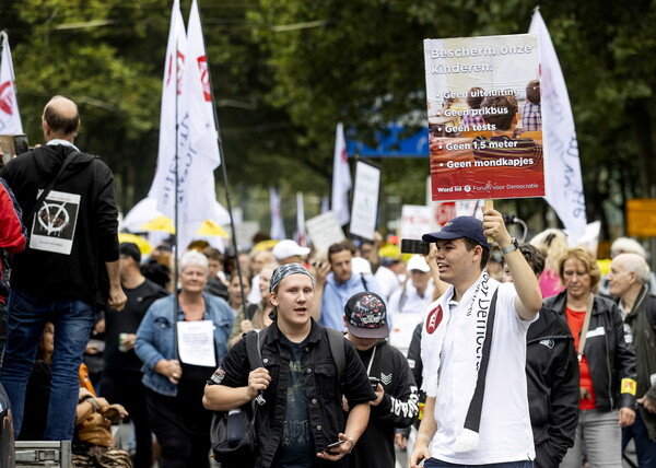 Ολλανδία: Υποχρεωτικό πλέον το «κορωνοπάσο» για την είσοδο σε μπαρ κι εστιατόρια - Διαμαρτυρίες κατά του μέτρου