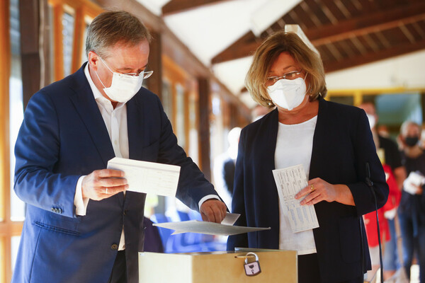 Γερμανικές εκλογές: Γκάφα του υποψήφιου καγκελάριου Άρμιν Λάσετ, την ώρα που ψήφιζε (Φωτογραφίες)