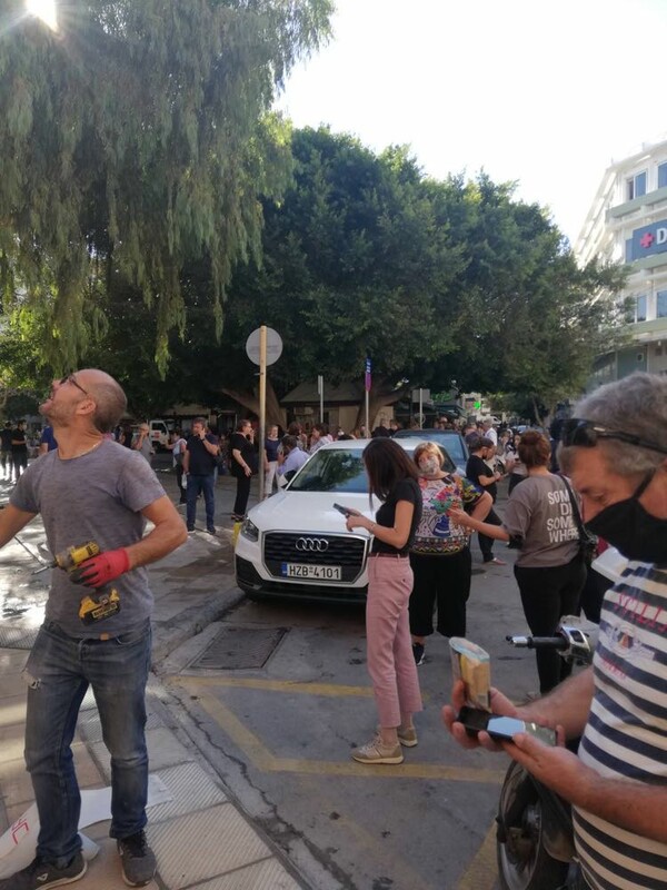Σεισμός 5,8 Ρίχτερ στην Κρήτη: Οι πρώτες εικόνες - Zημιές σε κτήρια, οι κάτοικοι στους δρόμους