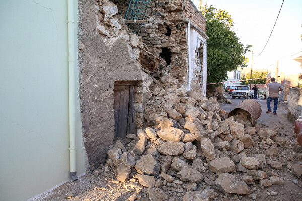 Σεισμός στην Κρήτη - Στρατός, εθελοντές και Ερυθρός Σταυρός έστησαν σκηνές για τους πληγέντες [ΕΙΚΟΝΕΣ]