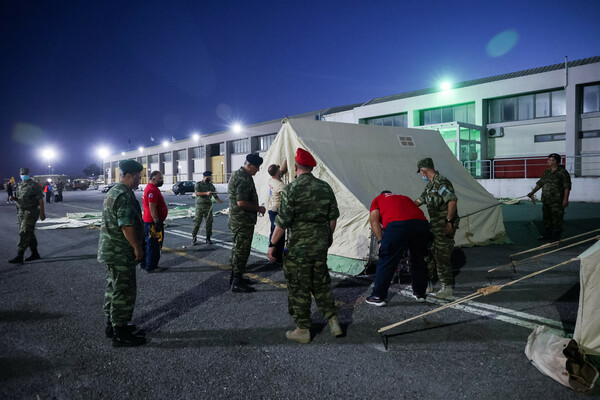 Σεισμός στην Κρήτη - Στρατός, εθελοντές και Ερυθρός Σταυρός έστησαν σκηνές για τους πληγέντες [ΕΙΚΟΝΕΣ]