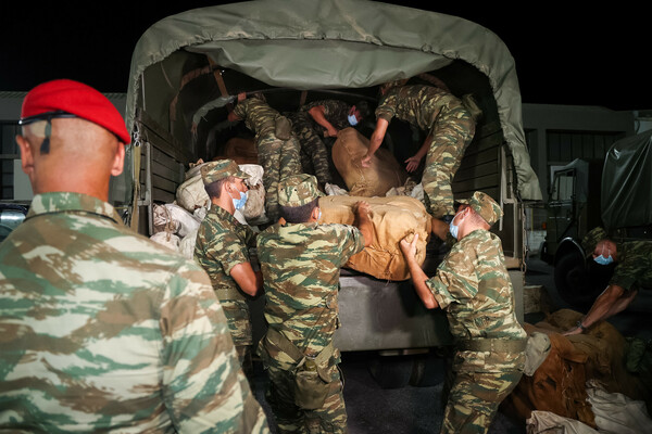 Σεισμός στην Κρήτη - Στρατός, εθελοντές και Ερυθρός Σταυρός έστησαν σκηνές για τους πληγέντες [ΕΙΚΟΝΕΣ]