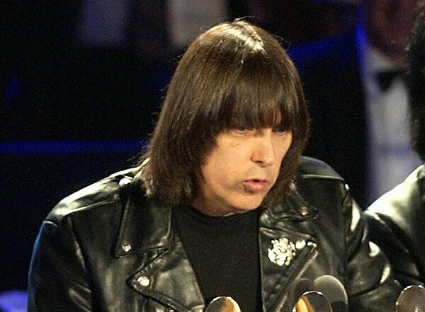 Η κιθάρα του Johnny Ramone πωλήθηκε σε δημοπρασία για πάνω από 900.000 δολ.