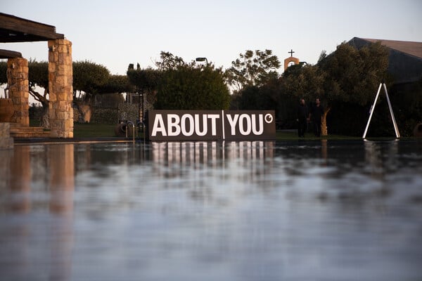 Το ABOUT YOU, το πιο προσωποποιημένο online κατάστημα μόδας, γιόρτασε το ξεκίνημα του στην Ελλάδα