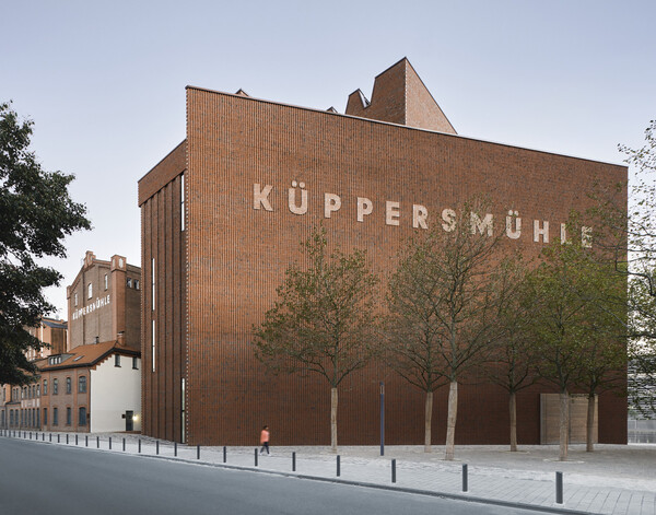 Το νέο μουσείο Küppersmühle: Η σύγχρονη τέχνη ανθίζει μέσα σε ένα βιομηχανικό γίγαντα