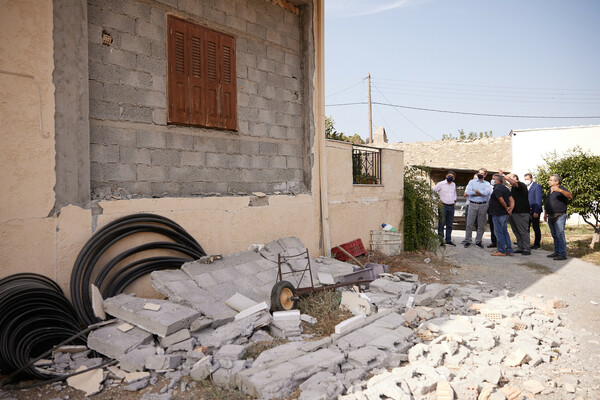 Στο Αρκαλοχώρι ο Μητσοτάκης: Δέσμη μέτρων για τους σεισμοπαθείς - Άμεσα 20.000 ευρώ σε όσους έχασαν τα σπίτια τους