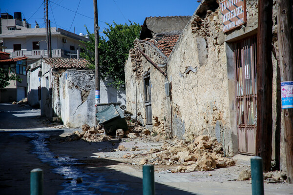 Σεισμός στο Ηράκλειο: Νέες καταρρεύσεις κτισμάτων με ζημιές- Εικόνες καταστροφής από drone