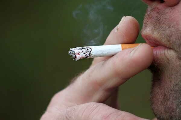 'Ερευνα: Ιδιαίτερα αυξημένος ο κίνδυνος βαριάς Covid-19 και θανάτου για τους καπνιστές