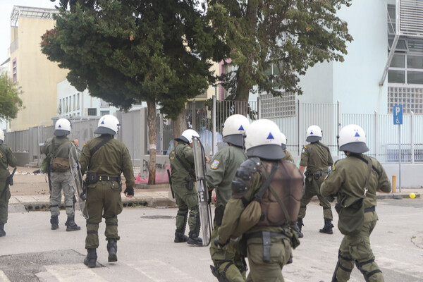 Επεισόδια στη Θεσσαλονίκη - Πετροπόλεμος και χημικά κοντά στο ΕΠΑΛ Σταυρούπολης