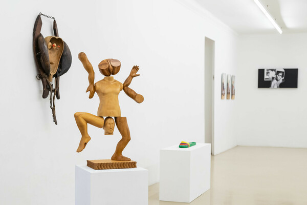 Ο Γιάννης Βαρελάς επιμελείται στη Βιέννη μια μεγάλη έκθεση με 40 διεθνείς καλλιτέχνες και θέμα την Κωμωδία