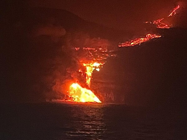 Δραματικέ εικόνες από τη Λα Πάλμα: Στον ωκεανό η λάβα του ηφαιστείου - Ανησυχία για την έκλυση τοξικών αερίων