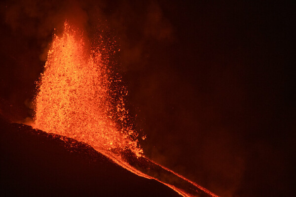 Δραματικές εικόνες από τη Λα Πάλμα: Στον ωκεανό η λάβα του ηφαιστείου - Ανησυχία για την έκλυση τοξικών αερίων