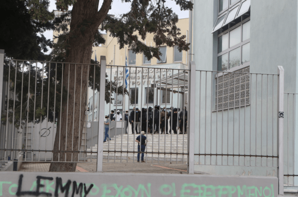 Ηλιόπουλος: Τα υπoυργεία Παιδείας-Προστασίας του Πολίτη απλά παρακολουθούν νεοναζί να μετατρέπουν σχολείο σε ορμητήριο