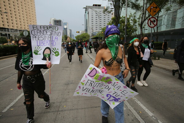 Δικαίωμα στην άμβλωση: Χιλιάδες γυναίκες διαδήλωσαν σε πόλεις της Λατινικής Αμερικής