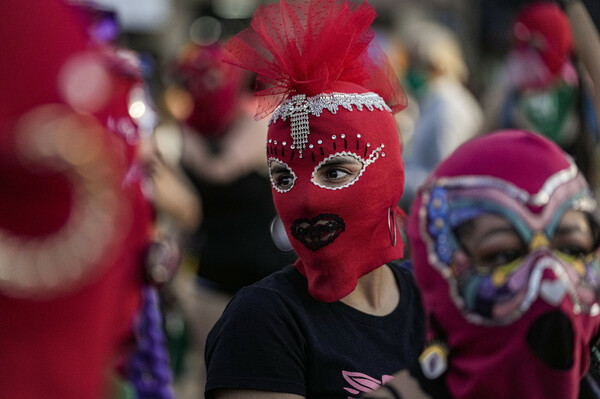 Δικαίωμα στην άμβλωση: Χιλιάδες γυναίκες διαδήλωσαν σε πόλεις της Λατινικής Αμερικής