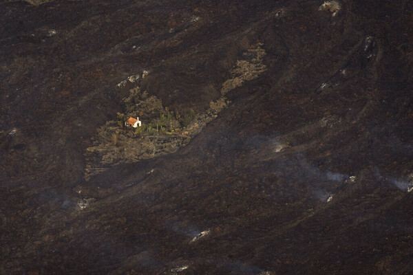 Λα Πάλμα: Η λάβα του ηφαιστείου καταβρόχθισε το «σπίτι-θαύμα»