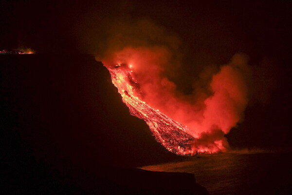 Δραματικές εικόνες από τη Λα Πάλμα: Στον ωκεανό η λάβα του ηφαιστείου - Ανησυχία για την έκλυση τοξικών αερίων