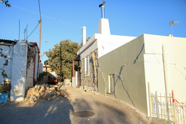 Σεισμός στην Κρήτη: Εν αναμονή των κοντέινερ οι πληγέντες- Μη κατοικήσιμα 1.331 από τα 1.844 σπίτια