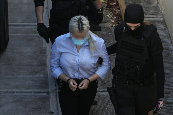Επίθεση με βιτριόλι: Η κατηγορούμενη έφτασε στο δικαστήριο - Η Ιωάννα θα καταθέσει στη δίκη