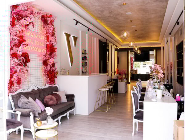 NEA ΑΦΙΞΗ ΣΤΟ ΧΩΡΟ Της Ομορφιάς ΣΤΗΝ ΓΛΥΦΑΔΑ Valentine & Co