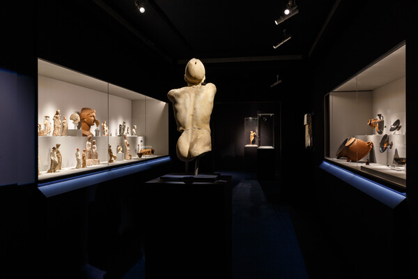 «Κάλλος»: Στα παρασκήνια της νέας έκθεσης του Μουσείου Κυκλαδικής Τέχνης 