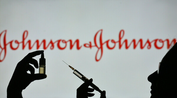 EMA: Το εμβόλιο της Johnson & Johnson πιθανώς συνδέεται με άλλη μια σπάνια περίπτωση θρόμβωσης