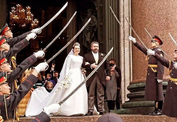 Απόγονος των τσάρων γίνεται το πρώτο μέλος βασιλικής οικογένειας που παντρεύεται στη Ρωσία μετά την επανάσταση