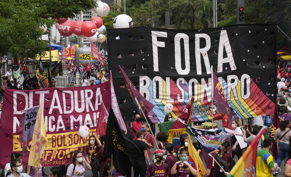 Μαζικές διαδηλώσεις στη Βραζιλία - Ζητούν την αποπομπή Μπολσονάρου 