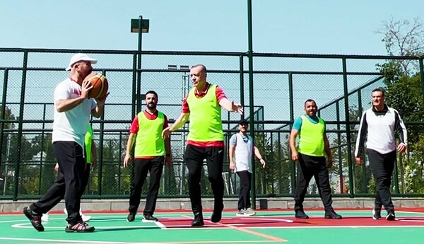 Ερντογάν: Παίζει μπάσκετ και ανεβάζει το βίντεο στο Twitter - Η απάντηση για την επιδείνωση της υγείας του