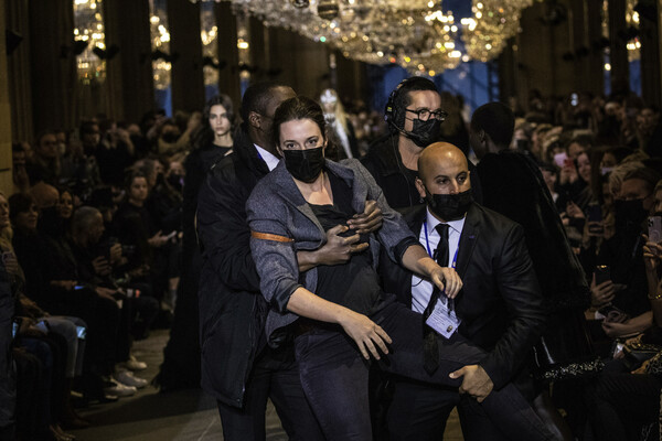 Γαλλία: Μια διαδηλώτρια εισέβαλε στην επίδειξη μόδας του Louis Vuitton στο Παρίσι	