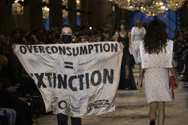Γαλλία: Μια διαδηλώτρια εισέβαλε στην επίδειξη μόδας του Louis Vuitton στο Παρίσι