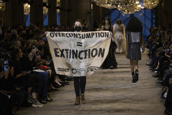 Γαλλία: Μια διαδηλώτρια εισέβαλε στην επίδειξη μόδας του Louis Vuitton στο Παρίσι	